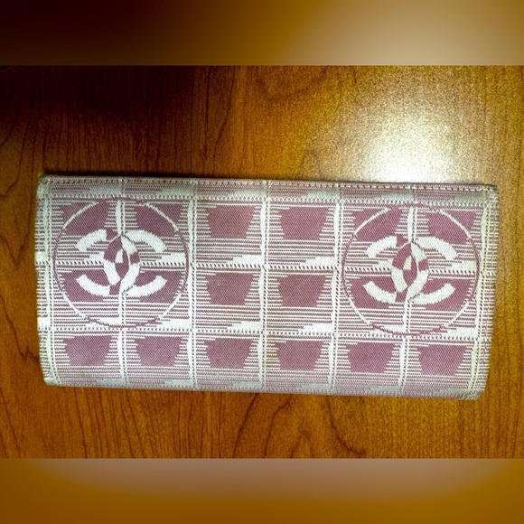 CHANEL Gorgeous Pink Chanel Wallet in Very Good Condition - Picture 1 of 8